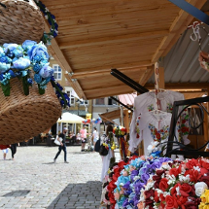 zdjecie-przedstawia-drewniany-domek-handlowy-stojacy-na-starym-rynku.