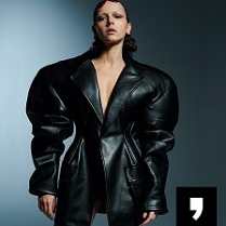 Brodka w czarnym, futurystycznym płaszczu z szerokimi rękawami.