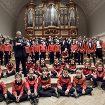 Baner ze zdjęciem członków chóru.