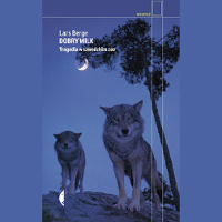 Okładka książki "Dobry wilk": fotografia ciemna, granatowa, zrobiona w nocy, na skale stoją dwa wilki, patrzą w kierunku osoby robiącej zdjęcie.
