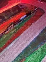 Makieta, na której widać trawę i tory.