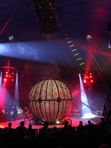 Wnętrze namiotu cyrkowego, po środku złota kopuła.