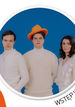 Na zdjęciu postaci dwóch mężczyzn i kobiety, ubranych na biało, na niebieskim tle.