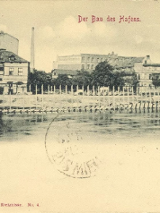 Stara pożółkła fotografia przedstawiająca budowę poznańskiego portu.