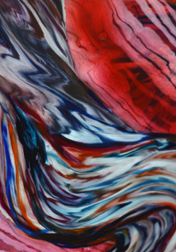 Zdjęcie przedstawia obraz autorstwa Edyty Hul. będący przykładem sztuki abstrakcyjnej. Dominują w nim kolory niebieski i czerwony. Poprzez pofalowanie namalowanych linii obraz wydaje się poruszać przed oczami osoby go oglądającej.