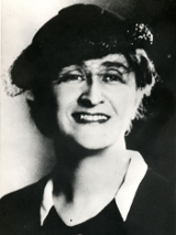 Czarno białe zdjęcie uśmiechającej się kobiety.