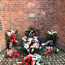 Na zdjęciu Ściana Śmierci w Forcie VII.