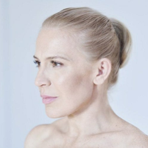 Na zdjęciu Aga Zaryan z profilu.