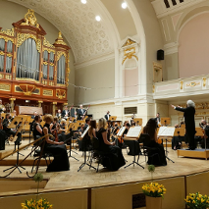 Na zdjęciu scena i muzycy podczas koncertu w aulii UAM.