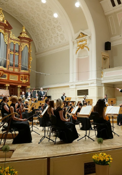 Na zdjęciu scena i muzycy podczas koncertu w aulii UAM.