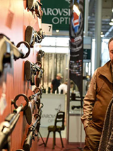 Zdjęcie z targów ukazujące wystawę broni myśliwskiej