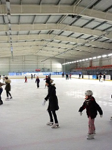 zdjęcie ludzi jeżdżących na łyżwach