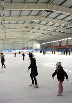 zdjęcie ludzi jeżdżących na łyżwach