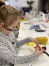 zdjęcie szyjącej dziewczynki