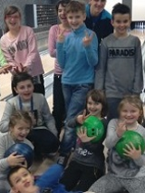 zdjęcie dzieci na kręgielni