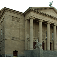 Na zdjęciu budynek opery w Poznaniu.