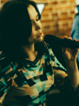 Na zdjęciu Karolina Tuz przy mikrofonie.