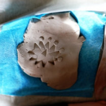 zdjęcie wzorku wydłubanego w glinie