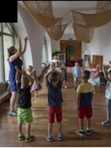 Roztańczone dzieci podczas zabawy w Bawialni.