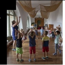 Roztańczone dzieci podczas zabawy w Bawialni.