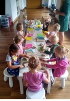 Rozbawione dzieci podczas zajęć w Bawialni.