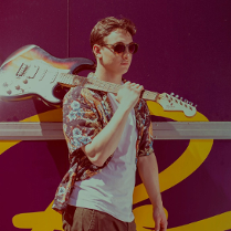 Na zdjęciu Wojtek idący z gitarą na ramieniu.