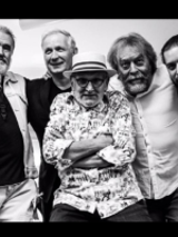 Na zdjęciu członkowie zespołu.