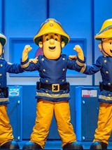 Zdjęcie ze spektaklu, na którym widoczne są 3 osoby w strojach strażaków