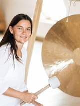 zdjęcie kobiety uderzającej w gong