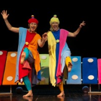 Zdjęcie aktorów grających w spektaklu.