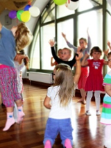 zdjęcie dzieci tańczących w bawialni