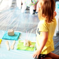 zdjęcie z zajęć plastycznych w bawialni