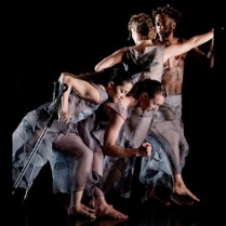 Zdjęcie członków zespołu podczass występu na scenie.