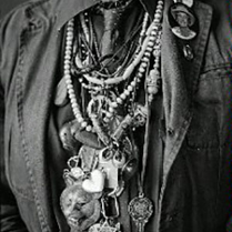 Liczne odznaczenia i medaliony.