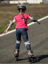 Zdjęcie dziewczynki jeżdzącej na rolkach na Torze Poznań.