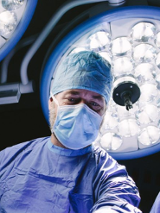 Chirurg prowadzący operację.