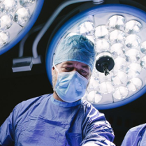 Chirurg prowadzący operację.