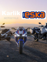 Zaparkowane motocykle i logo radia Eska.