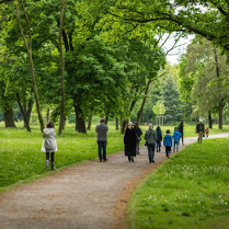 Ludzi w słuchawkach spacerujący po parku Cytadela.