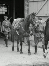Na zdjęciu ułani wyprowadzający konie ze stajni.