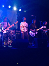 Na zdjęciu zespół podczas koncertu.