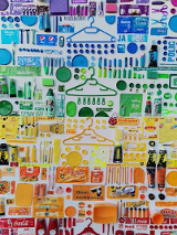 Jedna z prac na której znajdują się różne rzeczy z kolorowego plastiku.