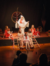 Zdjęcie aktorów grających w spektaklu.