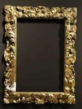 Na zdjęciu ozdobna rama wisząca na ścianie.