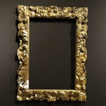 Na zdjęciu ozdobna rama wisząca na ścianie.