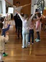 Zdjęcie tańczących dzieci w Bawialni.