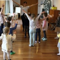 Zdjęcie tańczących dzieci w Bawialni.