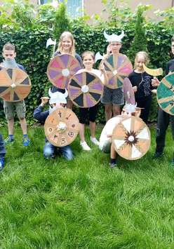 Dzieci w przebraniu wikingów własnego wykonania.