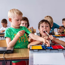 dzieci bawiące się klockami lego