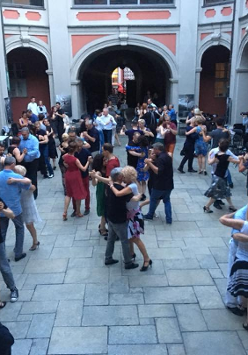 Zdjęcie par tańczących tango.